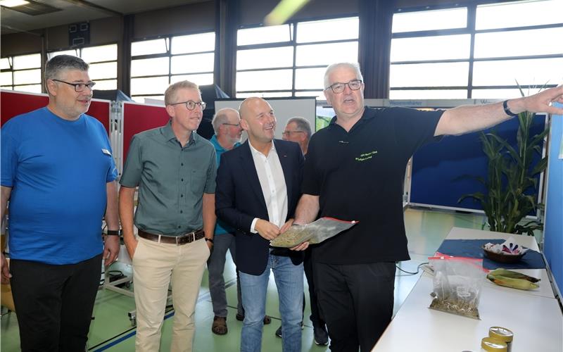 Rundgang durch die Halle: Jettingens Bürgermeister Hans Michael Burkhardt (Zweiter von links) und Marc Biadacz (CDU, rechts daneben), der den Wahlkreis Böblingen in Berlin vertritt. GB-Foto: Priestersbach