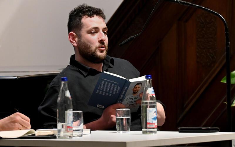 Ryyan Alshebl kam für eine Lesung in die Spitalkirche. GB-Foto: Holom