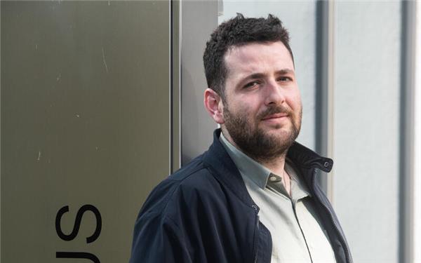 Ryyan Alshebl vor „seinem“ Rathaus in Ostelsheim.GB-Foto: Schmidt