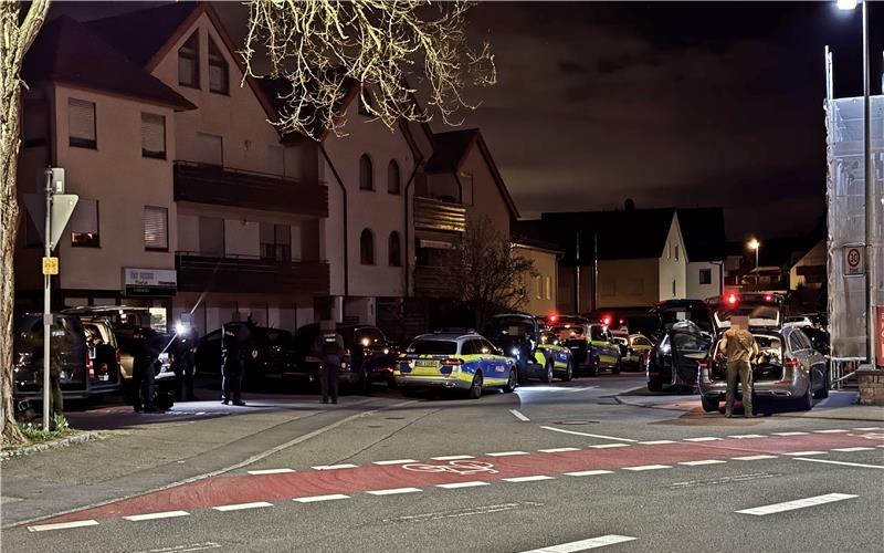 SEK muss zu Hilfe kommen SEK-Einsatz in der Zeppelinstraße in Hildrizhausen.GB-Foto: SDMG/Schulz