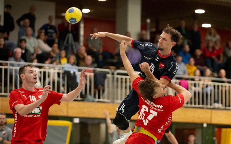 SG-Angreifer Oliver Sudar (beim Wurf), bedrängt von Pascal Fleig, kam am Ende auf drei Treffer. GB-Foto: Eibner/Andreas Ulmer