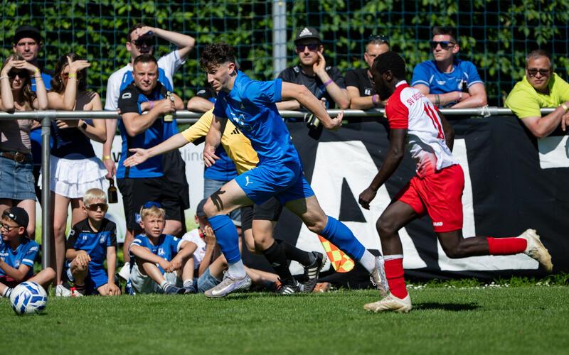SG-Spieler Timo Kircher (links) wird von Degerschlachts Sidy Ndong verfolgt. GB-Foto: Eibner/Ulmer