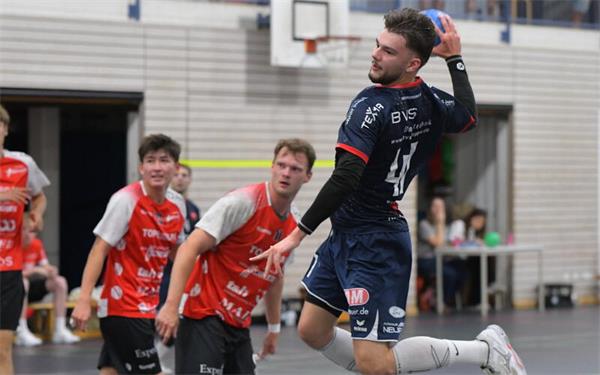 SG-Spielmacher Lukas Krebs: Herrenberg hat im zweiten Testspiel gegen Wolfschlugen deutlich besser mitgehalten. GB-Foto: Gebhardt