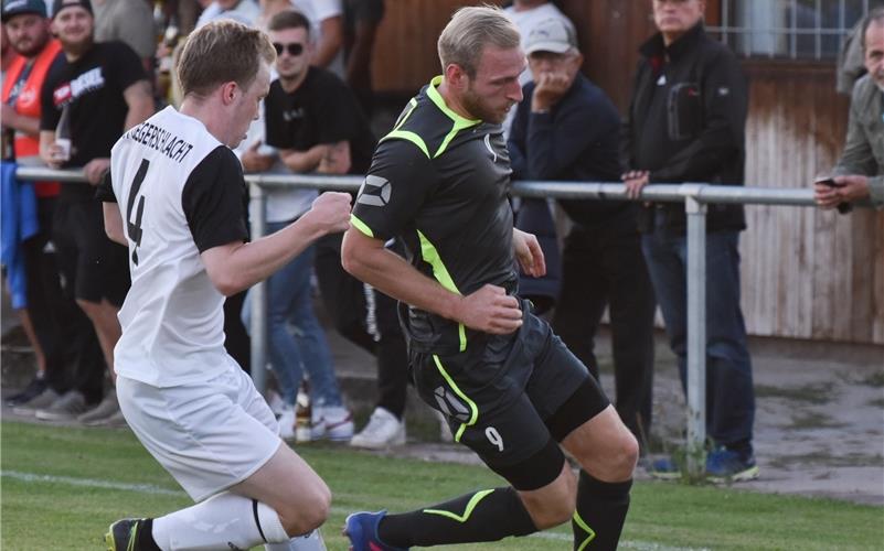Absage wäre ein „fatales Zeichen“ gewesen SG-Stürmer Robbie Hack (rechts): Insgesamt bis zu 80 Spieler umfassen die Kader in Altingen/Entringen GB-Foto (Archiv): Vecsey