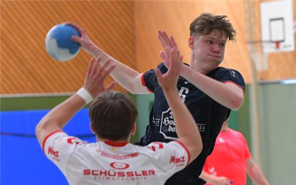 SG-Talent Lennart Lohrer überzeugte im Rückraum und war auch vom Siebenmeterpunkt ein sicherer Schütze.GB-Foto: Gebhardt