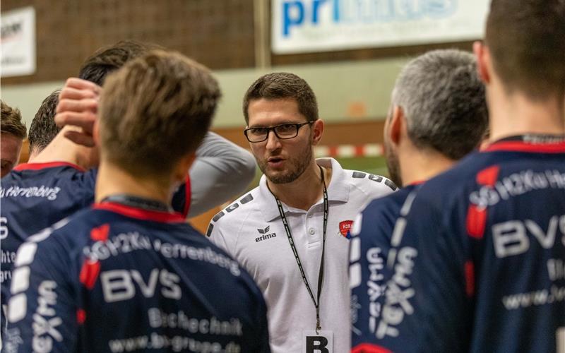 SG H2Ku Herrenberg lehnt eine Hängepartie ab SG-Trainer Fabian Gerstlauer (Mitte) bei einer Auszeit: Die Punktspielrunde in der Oberliga steht vor einer Unterbrechung GB-Foto (Archiv): Drofitsch/Eibner