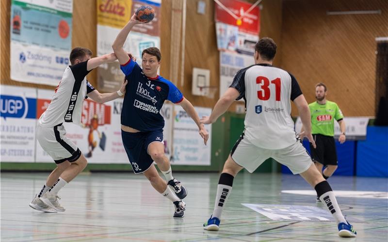 SG-Youngster Sven Jacobs (am Ball) traute sich was zu und erzielte insgesamt drei Treffer. GB-Foto: Duddek/Eibner