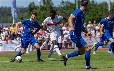 SV Boeblingen - VfB Stuttgart, Fussball, Herren, Freundschaftspiele, Saison 2021/2022, Sascha Raich (SV Boeblingen #19) und Orel Johnson Mangala (VfB Stuttgart #23), 02.07.2022,Foto: DROFITSCH/EIBNER