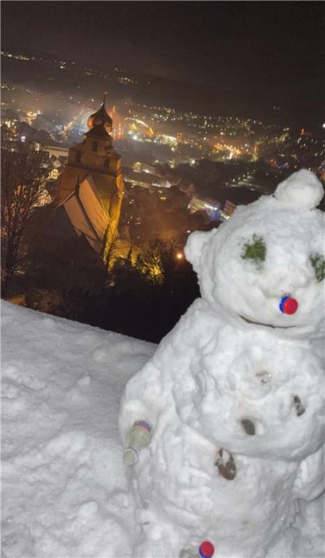 Sabine Humm hat auf dem Schlosberg in Herrenberg  diesen Schneemann im Abend-Fla...