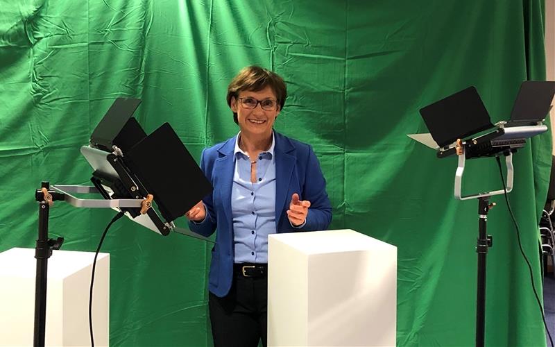 Sabine Kurtz im eigens eingerichteten kleinen Studio in der Kreisgeschäftsstelle der CDU GB-Foto: gb