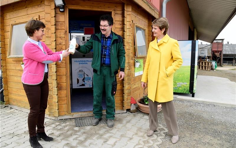 Sabine Kurtz (links) und Staatssekretärin Friedlinde Gurr-Hirsch an der Milchtankstelle mit Wilhelm Haag GB-Foto: Holom