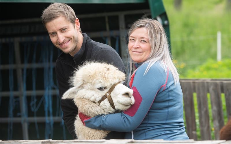 Sabrina und Florian Niethammer mit einem ihrer drei Alpakas. GB-Foto: Schmidt