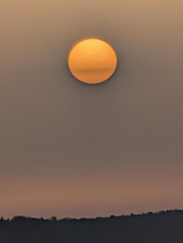 "Sahara-Sonne" über dem Schönbuch.  Von Eva Althoff-Nüßle aus Herrenberg.