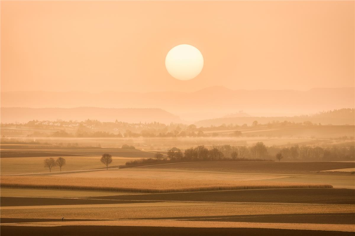 Saharastaub liegt in der Luft, aufgenommen bei Sonnenaufgang mit Blick auf den S...