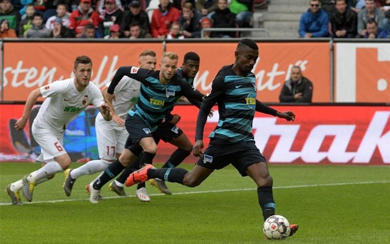 Salomon Kalou erzielte per Strafstoß den entscheidenden Treffer für Hertha BSC. Foto: Stefan Puchner