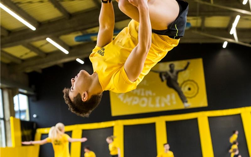 Vom Trampolin aus in die Luft gehen Salto: Große Sprünge sind in der Sprungbude möglich GB-Foto: gb