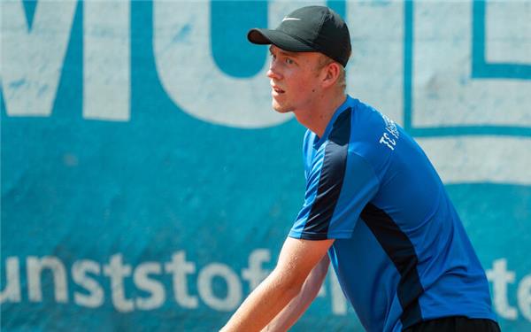 Samuel Löffler bekam es in seinem Einzel mit dem erfahrenen Peter Vajda zu tun. GB-Foto: Vecsey