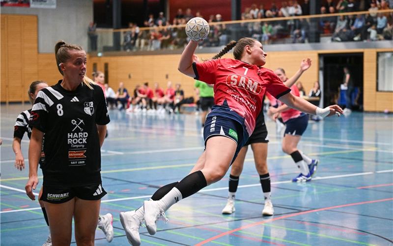 Sandra Kußmaul (am Ball) fehlt der SG H2Ku Herrenberg in Alpirsbach. GB-Foto: Ulmer