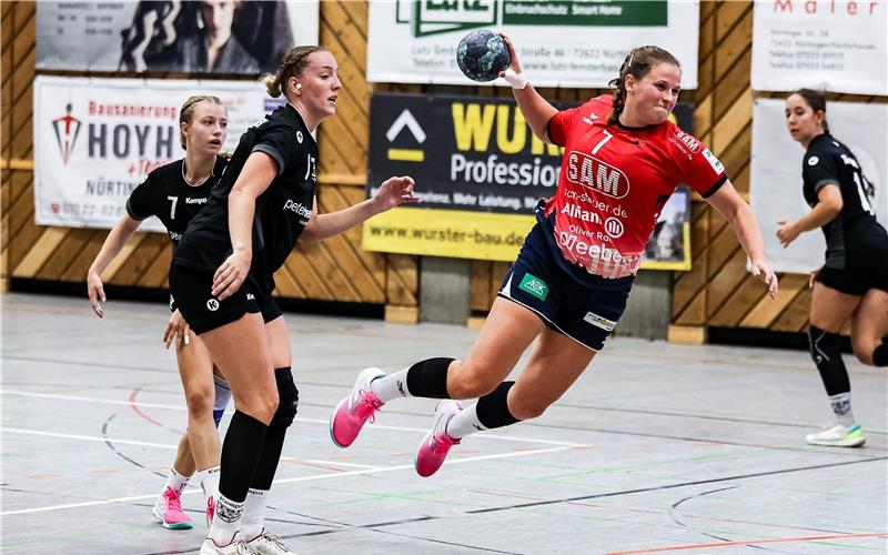 Sandra Kußmaul ist nicht nur am Kreis enorm wichtig für die SG H2Ku Herrenberg. GB-Foto: Eibner/Buerke