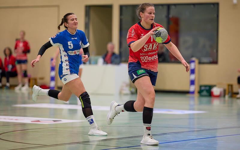 Sandra Kußmaul (rechts) ist beim Tempogegenstoß eine der gefährlichsten Herrenberger Spielerinnen.GB-Foto: Eibner
