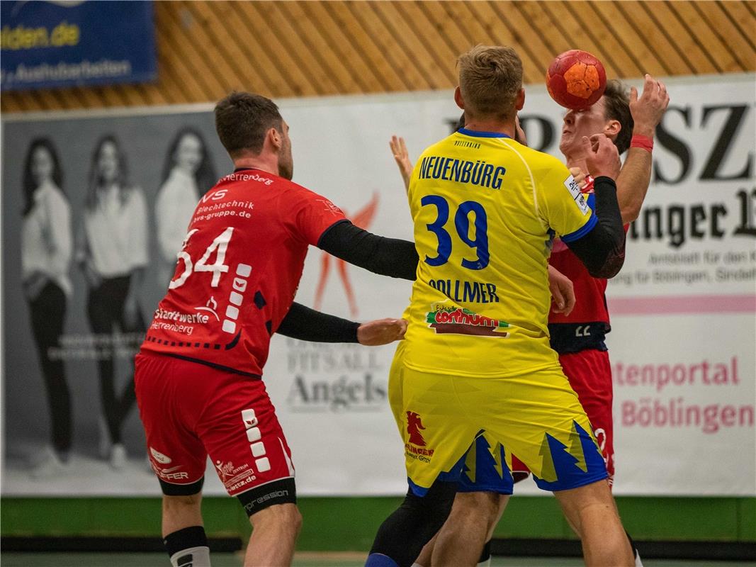 Sandro Muench (SG H2Ku Herrenberg #34), Nils Pollmer (HC Neuenbuerg #39) und Ale...