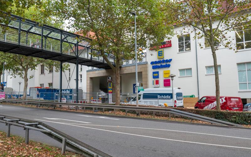 Sanierungsarbeiten im Parkhaus des Nufringer Tors: Entlang des Gebäudekomplexes parken die Fahrzeuge der Handwerker und stehen die Sanitär- und Mitarbeiter-Container. Der Steg über der Seestraße ist wieder geöffnet.GB-Foto: Vecsey