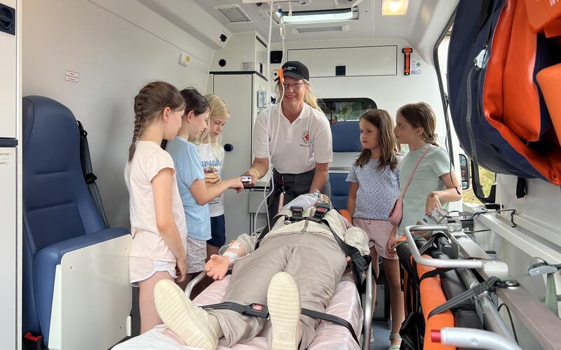 Sanitäterin Christine Dosch vom Ortsverband Aidlingen zeigt die Ausstattung eines Krankenwagens.GB-Foto: Straub