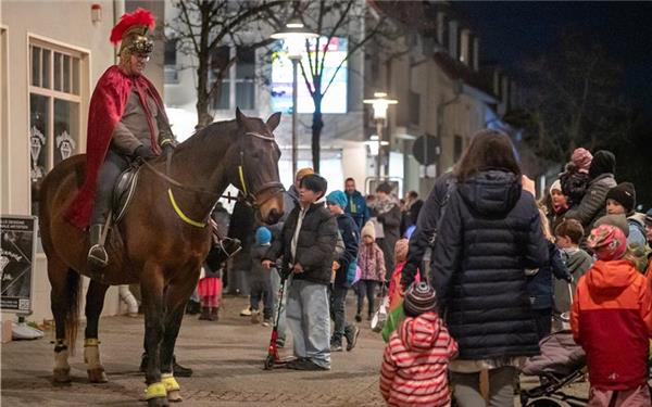 Sankt Martin (Hans Sattler) und Stute Elmira führen die Laternen-Kinder. GB-Foto: Vecsey