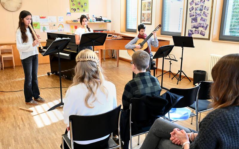 Sarah Bentele und Jana Randriamanivo präsentierten sich beim Wettbewerb an der Blockflöte. GB-Foto: Holom