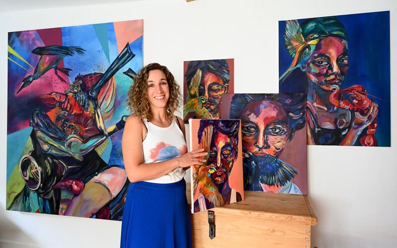 Sarah Bruder malt mit Acrylfarben auf Leinwände – gerne auch Porträts in Kombination mit Vögeln. GB-Foto: Holom