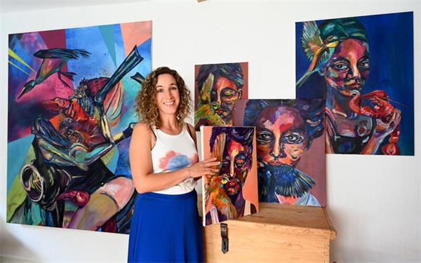 Sarah Bruder malt mit Acrylfarben auf Leinwände – gerne auch Porträts in Kombination mit Vögeln. GB-Foto: Holom