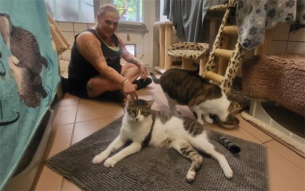 Sarah Samira Rüster im Katzenzimmer mit Diego und Achilles. GB-Foto: Fecht