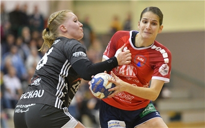 Sarka Marcikova (SG H2Ku Herrenberg) re. und Fabienne Kracht (BSV Sachsen Zwickau) li., BSV Sachsen Zwickau vs. SG H2Ku Herrenberg, 2. Handball-Bundesliga, Frauen, 08.02.2020, Foto: Bert Harzer/ Eibner