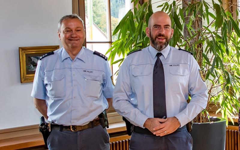 Sascha Dengler (links) mit Ralph Geigle, stellvertretender Polizeirevierleiter von Nagold. GB-Foto: jg