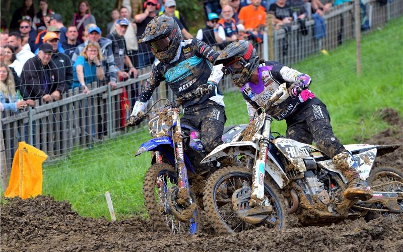 Sascha Ströbele (rechts) im Positionskampf mit dem Wildberger Malik Schoch. GB-Foto: Gebhardt