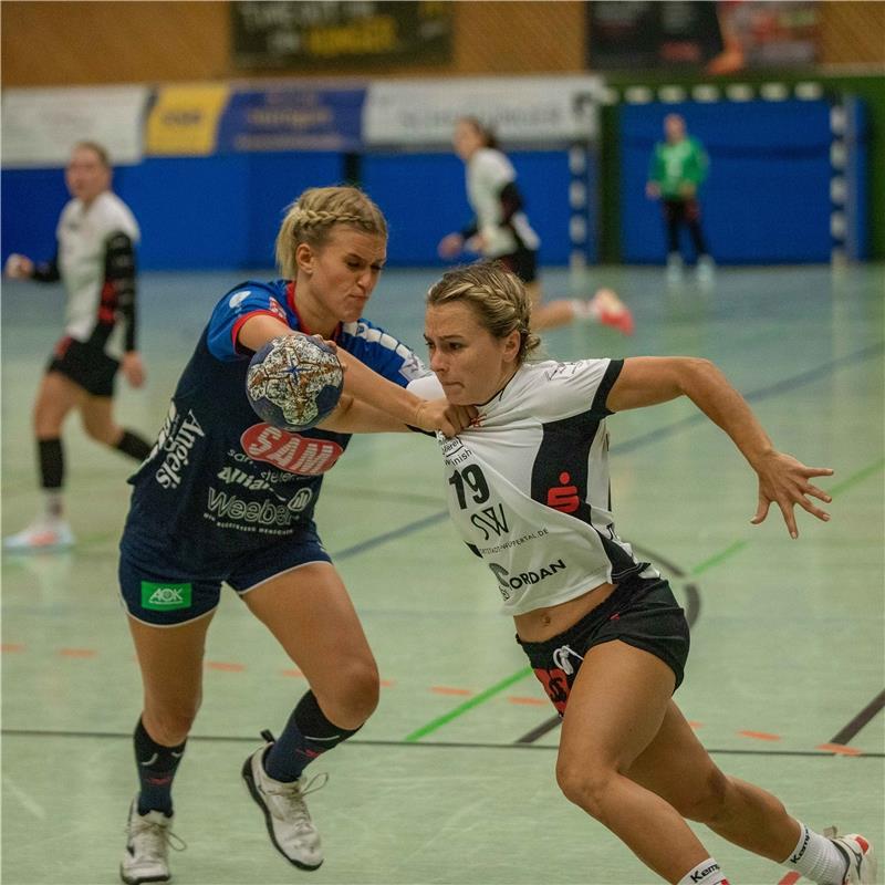 Saskia Hiller (SG H2Ku Herrenberg #19) gegen Mona Bratzke (TVB Wuppertal #19), S...
