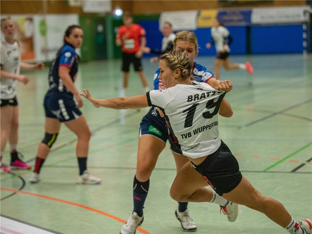 Saskia Hiller (SG H2Ku Herrenberg #19) gegen Mona Bratzke (TVB Wuppertal #19), S...