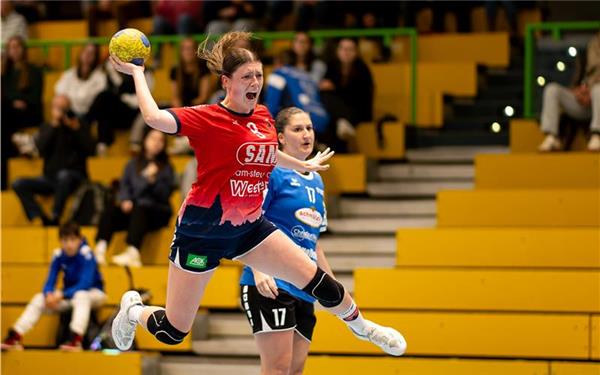 Saskia Schmidt (am Ball): Erkältungsbedingt steht ihr Einsatz heute in Denkendorf auf der Kippe. GB-Foto: Eibner/Andreas Ulmer