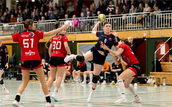 Saskia Schmidt (am Ball) setzt sich durch: Am Ende konnte sich die SG H2Ku für ihren großen Kampf nicht belohnen. GB-Foto: Eibner