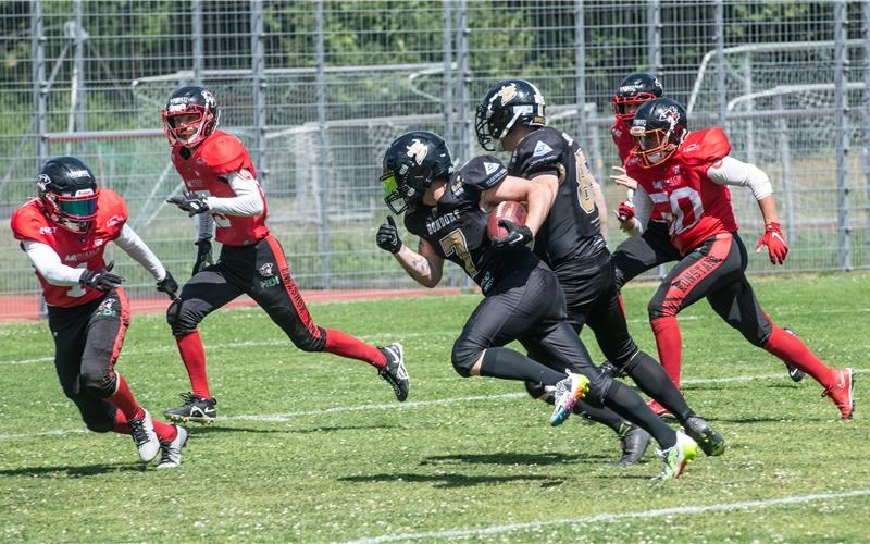 Schafft er es in die Endzone? Marco Ledwoch ist als Ballträger der Gejagte. GB-Foto: Schmidt