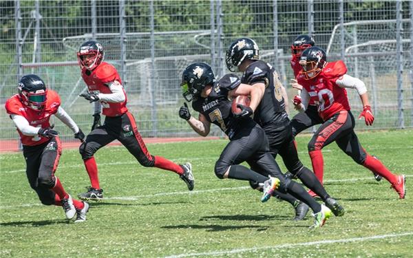 Schafft er es in die Endzone? Marco Ledwoch ist als Ballträger der Gejagte. GB-Foto: Schmidt