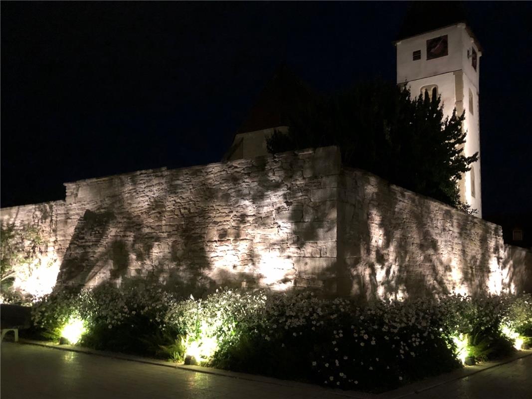 Schatten an der Mauer in Nufringen. Dunkle Nacht an der Kirchplatzmauer, geheimn...