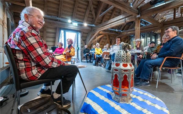 Schauspieler Ernst Konarek entführt sein Publikum in der Herrenberger Stadtbibliothek in Welten aus 1001 Nacht. GB-Foto: Vecsey