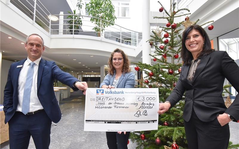 Über 40000 Euro auf dem Spendenkonto Scheckübergabe an „Miteinander – Füreinander“: Jürgen Gote (links) und Sonja Schmollinger (rechts) überreichen Carolin Schlanderer vom Arbeitskreis „Miteinander – Füreinander“ den symbolischen Spendenscheck.GB-Foto: Vecsey