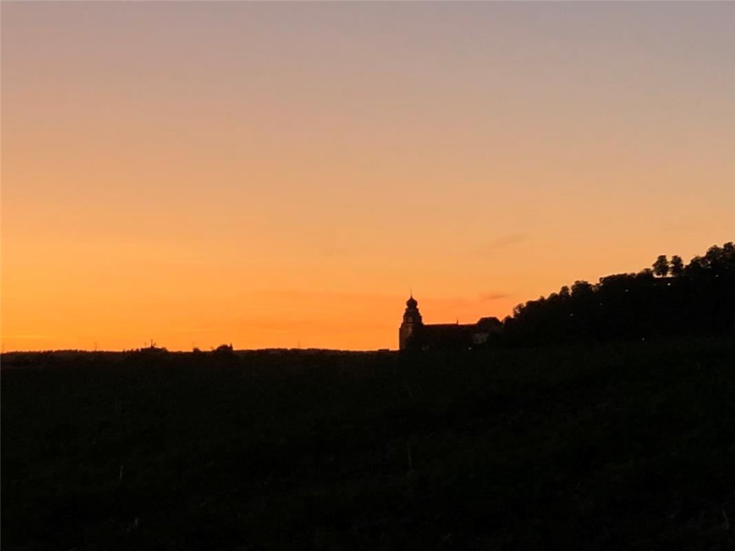 Scherenschnitt der Stiftskirche dank wunderschönem Sonnenuntergangslicht. Von Co...