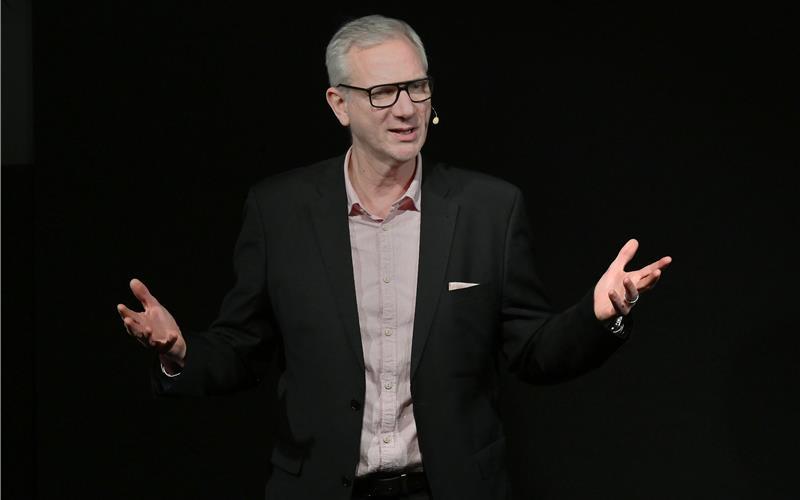 Scherze über das Älterwerden macht Hans Gerzlich beim Auftritt in der „Villa Schwalbenhof“ in Gärtringen. GB-Foto: Holom