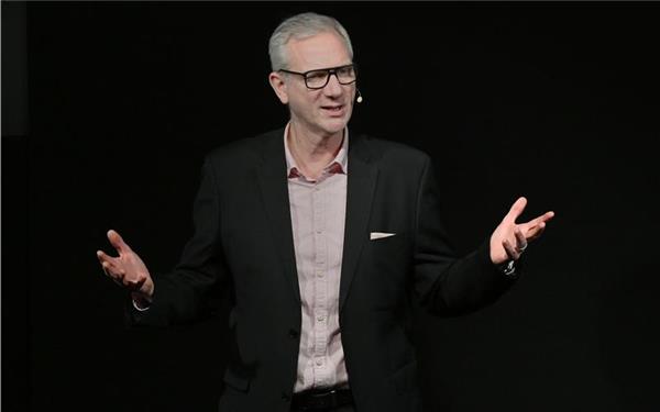 Scherze über das Älterwerden macht Hans Gerzlich beim Auftritt in der „Villa Schwalbenhof“ in Gärtringen. GB-Foto: Holom