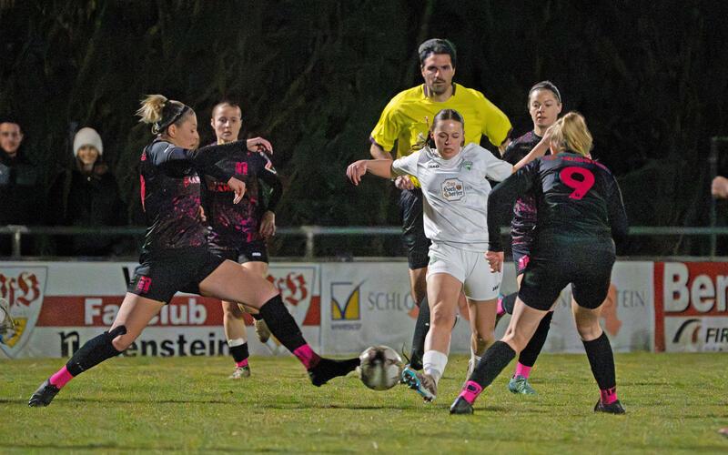 Schiedsrichter Philipp Benz zog sich in der Nachspielzeit den Zorn der Herrenbergerinnen zu. GB-Foto: Eibner/Vogel
