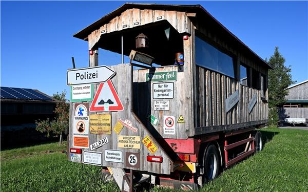 Schilderwald am Bauwagen (gesehen in Deckenpfronn) GB-Foto: Holom
