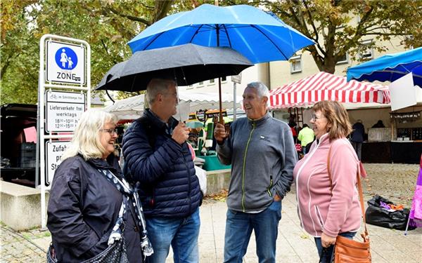 Schirm-Herren (gesehen auf dem Herrenberger Herbstmarkt) GB-Foto: Holom